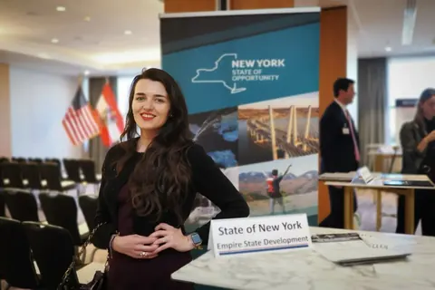 Corporate-Eventporträt am Wirtschaftsförderungsstand des Bundesstaates New York, das eine Vertretung beim Empfang von Gästen im amerikanisch-österreichischen…