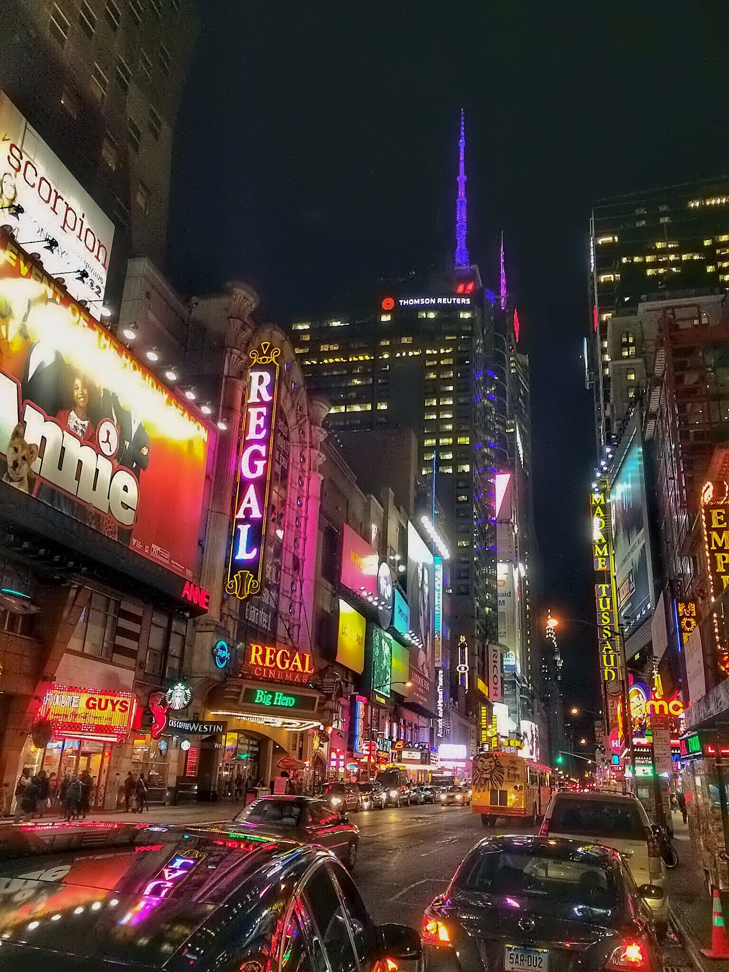 Times Square bei Nacht in intensivem Stadtlicht