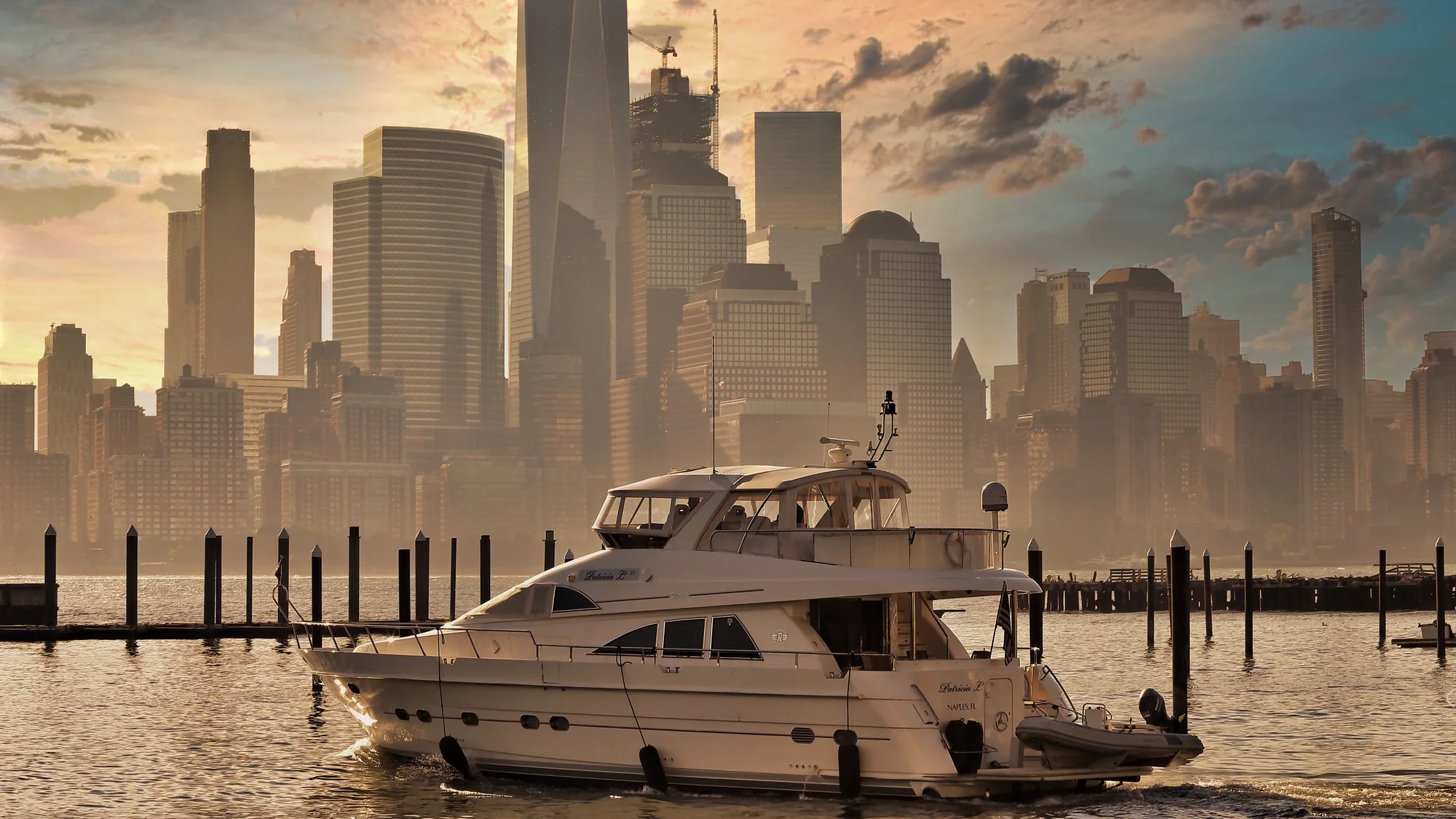 Yacht auf dem Hudson vor der Skyline Manhattans bei Sonnenuntergang