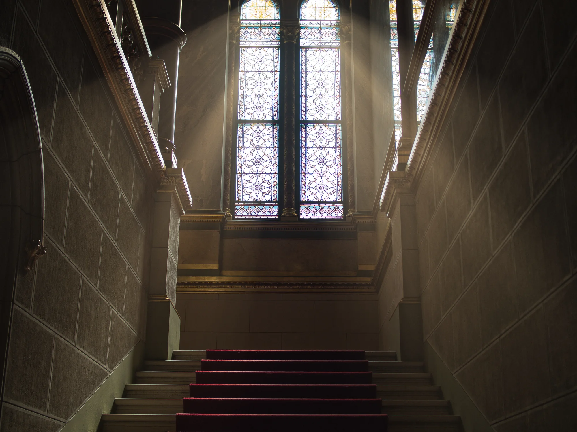 Architekturbild von Treppenhaus, Fenster und gerichtetem Licht