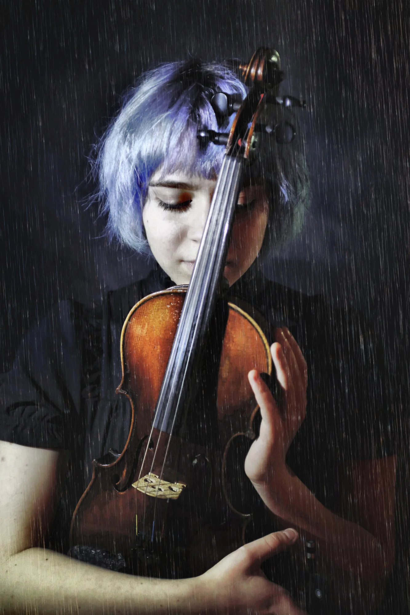 Fine-Art-Porträt einer blauhaarigen Violinistin