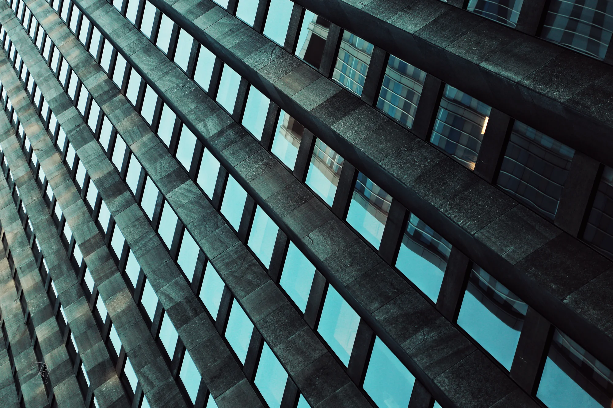 Abstrakte geometrische Studie einer modernen Gebäudefassade