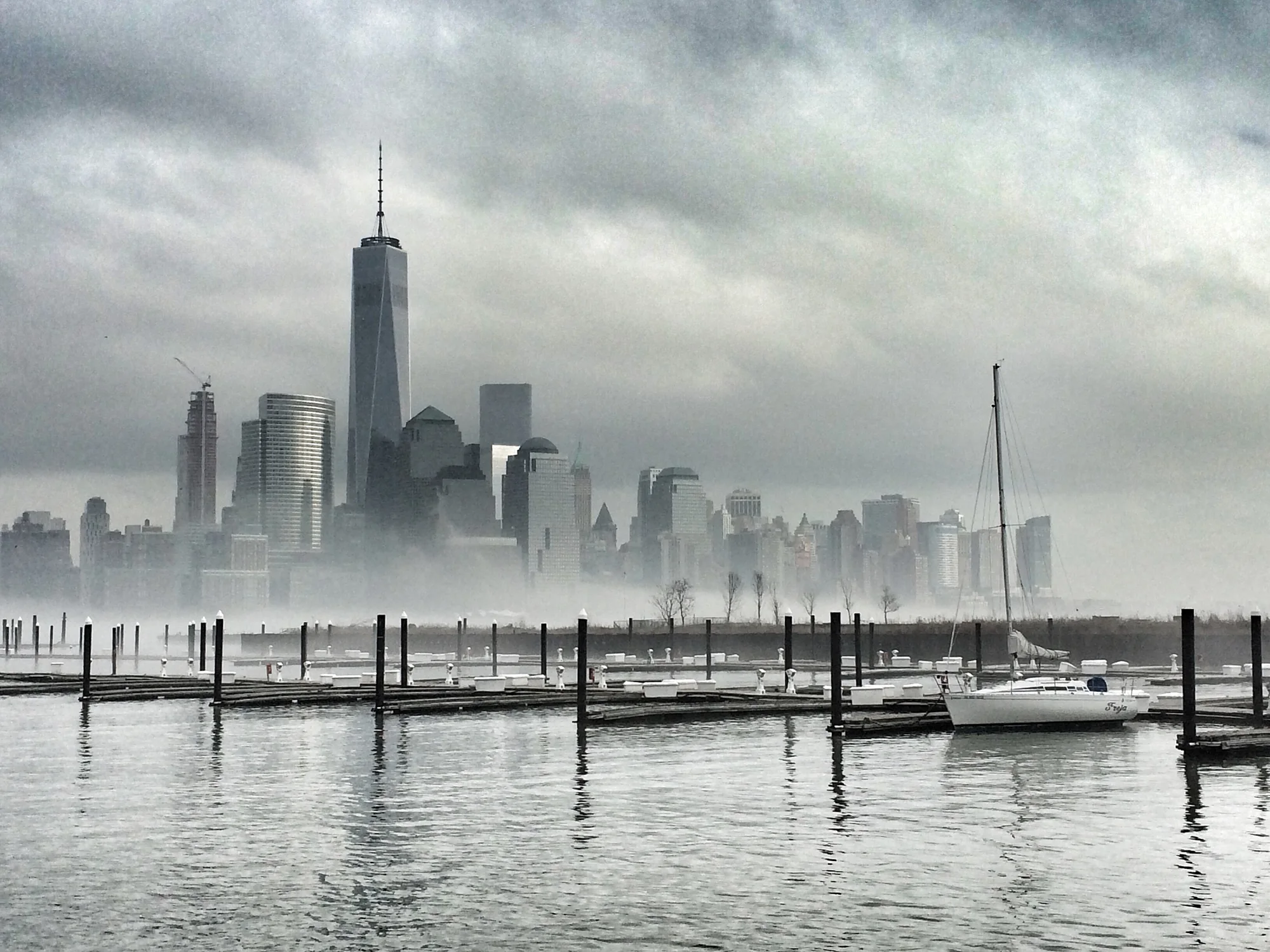 Manhattan-Skyline und One World Trade Center im Nebel