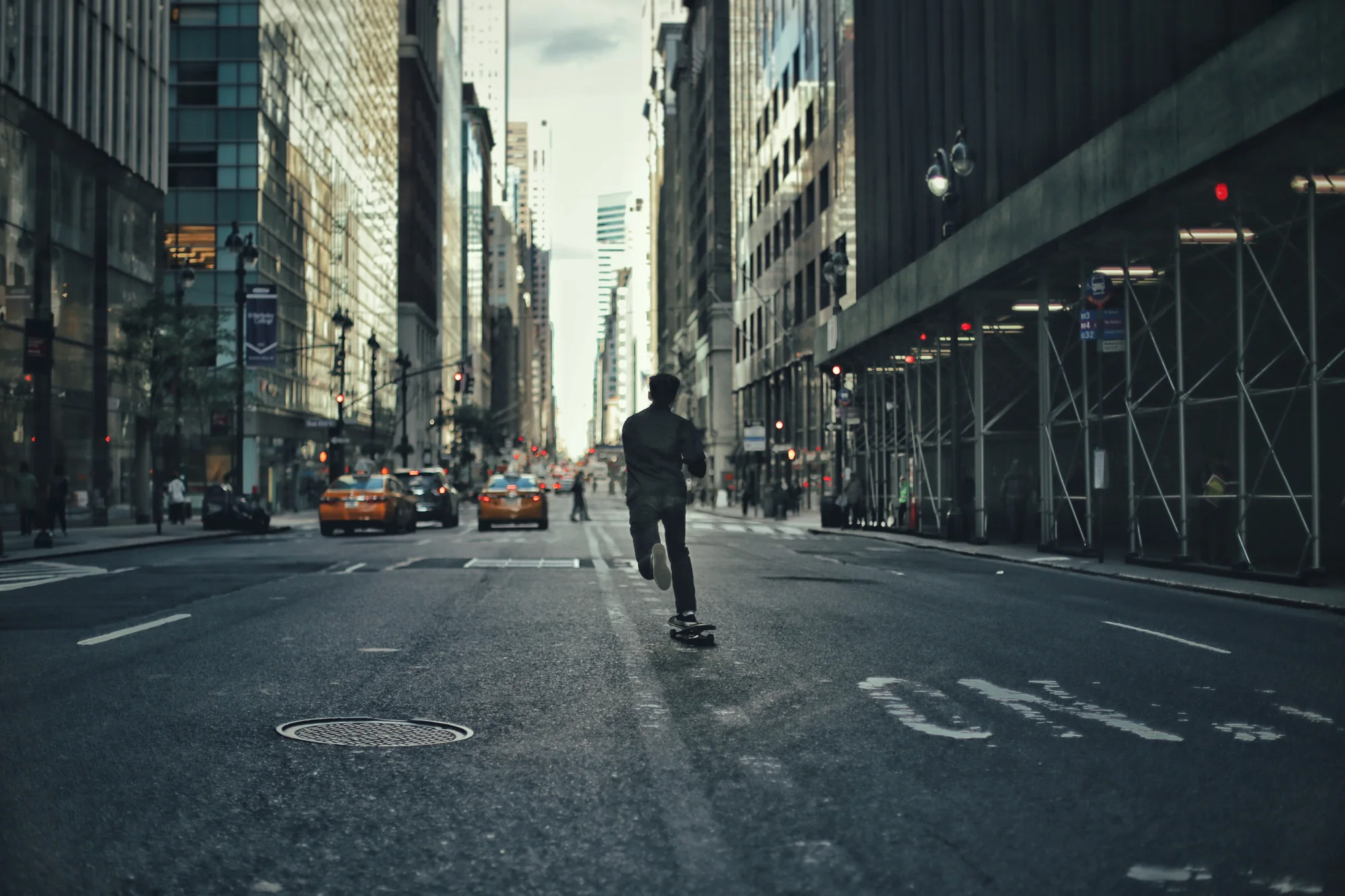 Urbane Figur in einer filmischen New Yorker Straßenszene