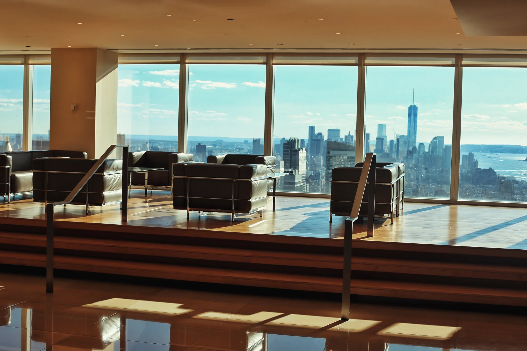 Modernes Interieur mit Blick auf die Skyline Manhattans