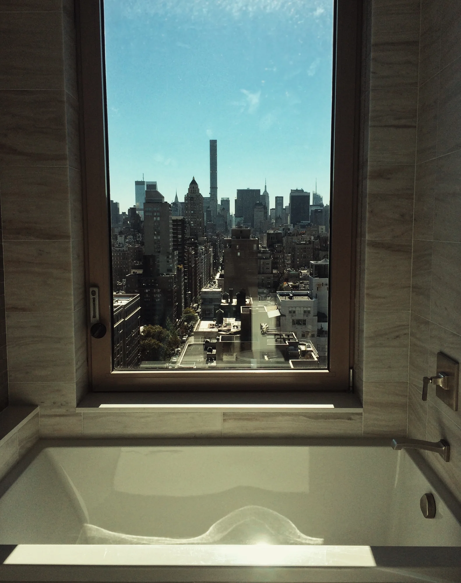 New Yorker Skyline in einem schmalen Innenfenster gerahmt