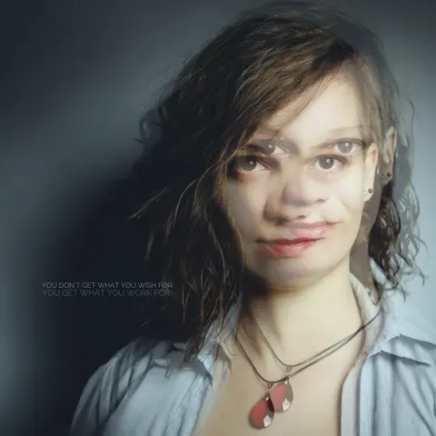 Konzeptuelles geschichtetes Porträt eines Frauengesichts mit projiziertem oder reflektiertem Text und Texturen; Transparenz und Überlagerung untersuchen Erinnerung…