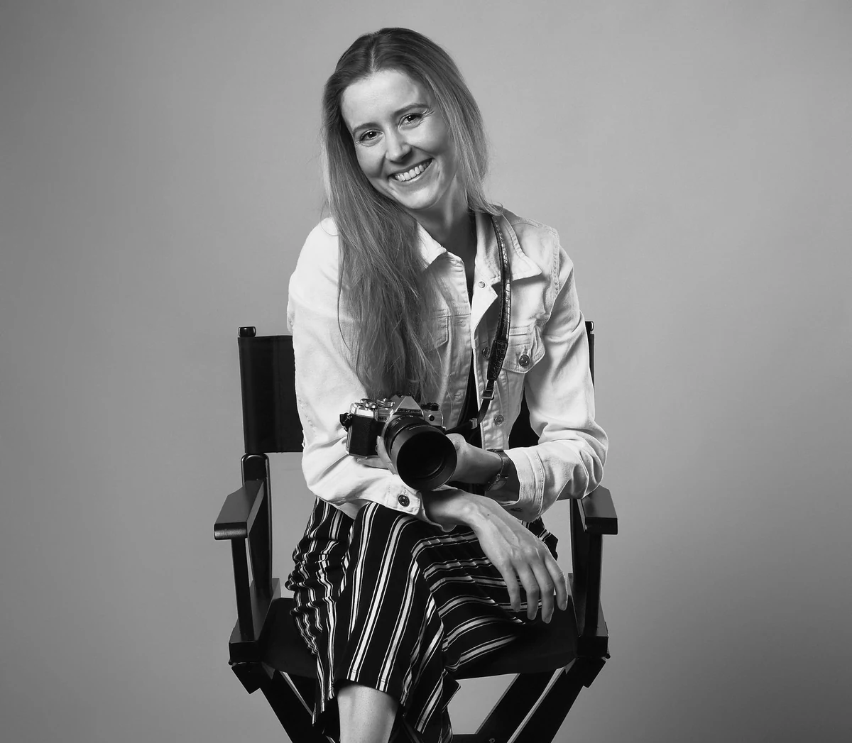 Viko Speier, Fotografin und Kreativstrategin, mit einer Kamera im Studio.